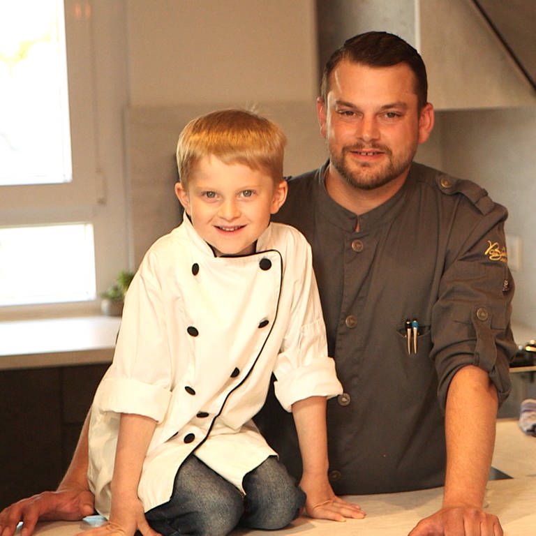 „Viele Eltern wissen nicht mehr, was sie mit ihren Kindern machen sollen. Warum nicht zusammen kochen?“ Berufskoch Martin hat einen YouTube-Kanal, auf dem er mit seinem Sohn kocht.
