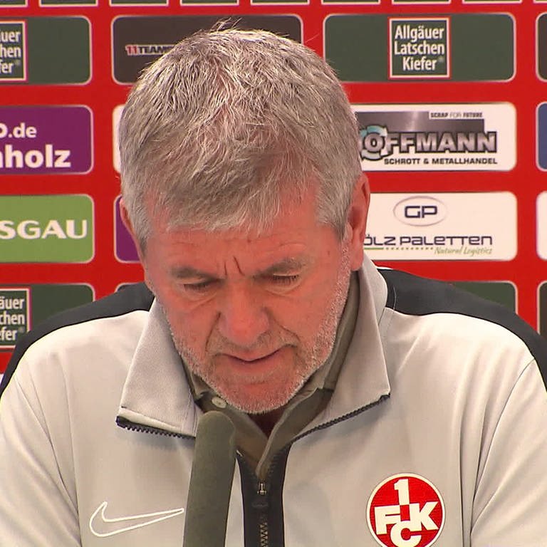 Friedhelm Funkel verkündet auf der Pressekonferenz seinen Abschied vom 1. FC Kaiserslautern