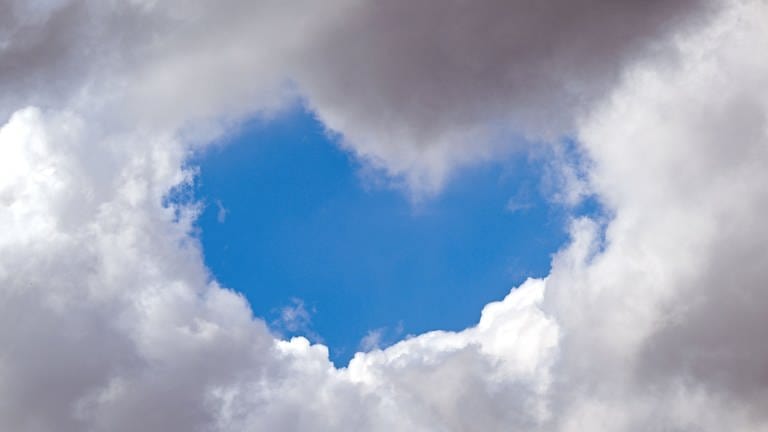 17. Mai: Eine herzförmige Wolkenlücke hat sich im Unwetterhimmel aufgetan. 