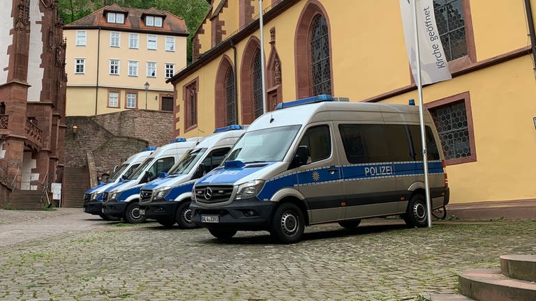 Die Polizei sichert sowohl die Gegendemonstration, als auch die Veranstaltung des Magazins "COMPACT" mit einem Großaufgebot in Wertheim (Main-Tauber-Kreis) ab.