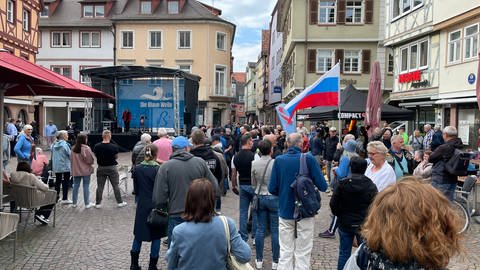 In Wertheim hat das vom Verfassungsschutz als rechtsextremistisch eingestufte Magazin "COMPACT" zu einem "Volksfest" eingeladen. Laut Polizei kamen rund 100 Menschen.