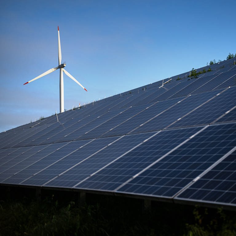 Windkraftanlagen und Solarfelder - wo sollen sie künftig stehen? (Symbolbild)  
