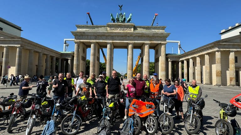 Die Mofa-Gruppe in Berlin vor dem Brandenburger Tor