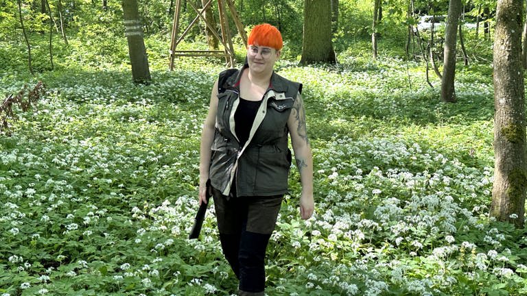 Nicole Bögel aus Blaubeueren (Alb-Donau-Kreis) in Jägerkluft bei der Jagd - die überzeugte Veganerin erlegt und isst auch Wildbret aus heimischen Wäldern. 