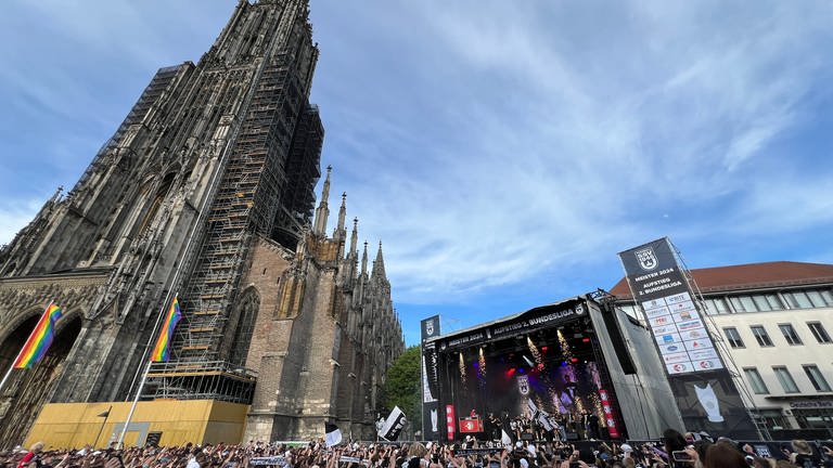 8.500 Menschen feiern die "Ulmer Spatzen" auf dem Münsterplatz
