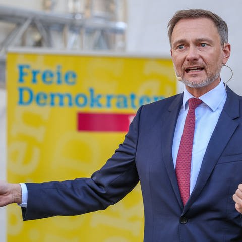 Bundesfinanzminister und Bundesvorsitzender der FDP, Christian Lindner, spricht bei einer Wahlkampfveranstaltung seiner Partei auf dem Marktplatz in Bremen.