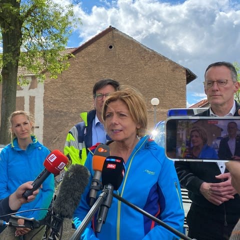 Ministerpräsidentin Malu Dreyer im vom Hochwasser betroffenen Zweibrücken