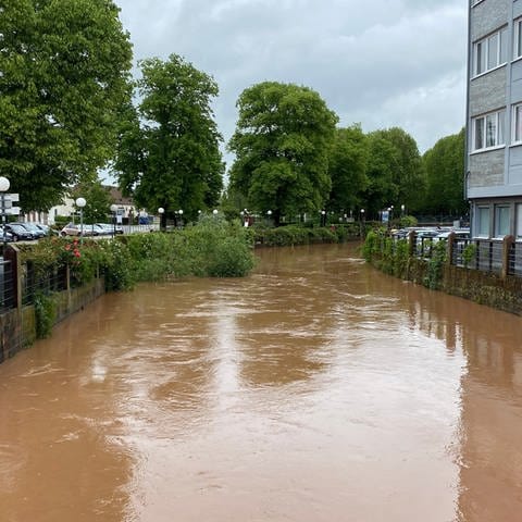 In Zweibrücken hat der Schwarzbach Hochwasser.