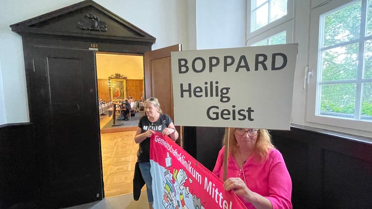 Demonstration für den Erhalt des Krankenhauses Boppard vor der Stadtratssitzung in Koblenz.