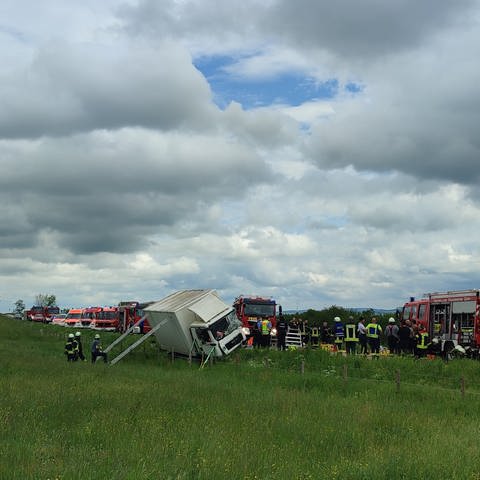 Auf der B268 bei Pellingen kam es am Montagvormittag zu einem Unfall zwischen einem Lkw und einem Auto. Der Autofahrer starb noch an der Unfallstelle.