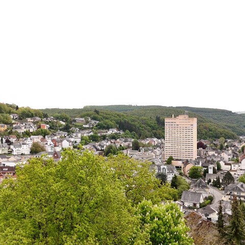 Für manche ist sie immer noch ein Wahrzeichen, für andere ein Schandfleck im Stadtbild von Idar-Oberstein: Die Diamant- und Edelsteinbörse.