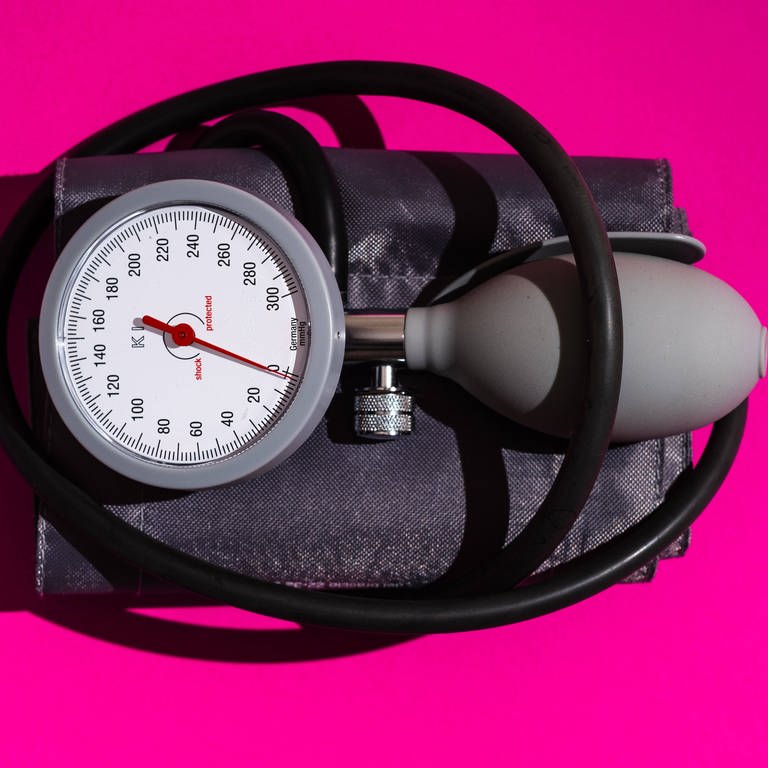 Bluthochdruck ist ein gesundheitliches Risiko für Jung und Alt. Jeder sollte daher regelmäßig Blutdruck messen.