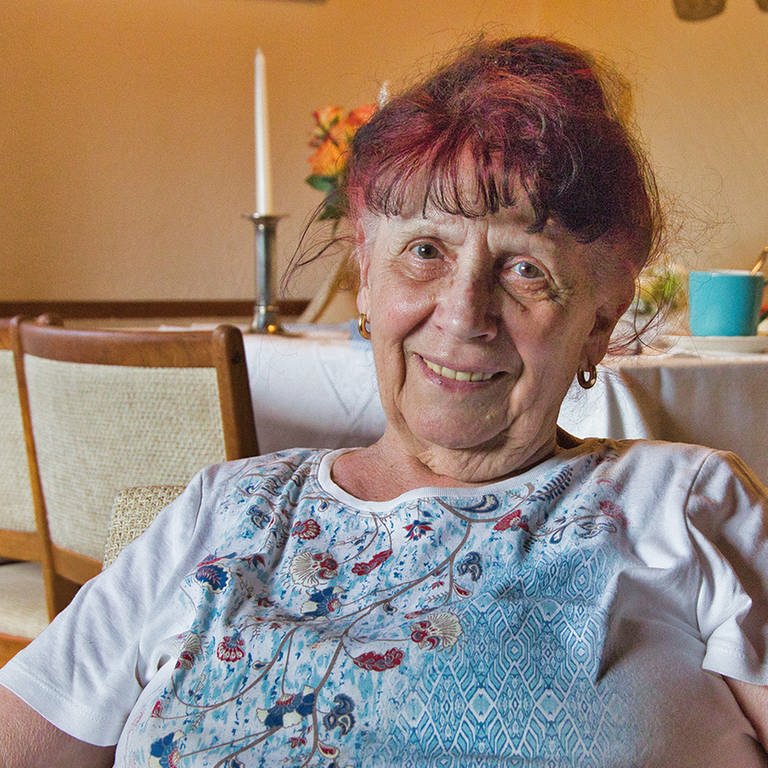 Helga Zinßmeister, 84, sitzt in ihrer Wohnung in Kaiserslautern