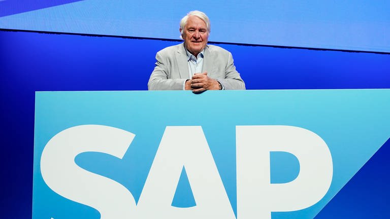 Hasso Plattner, bisheriger Aufsichtsratsvorsitzender des Softwarekonzerns SAP, steht bei der Hauptversammlung auf der Bühne hinter einem Logo des Softwarekonzerns.