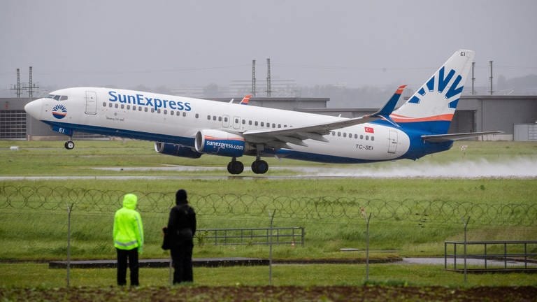 Ein Flugzeug vom Typ Boeing 737-800 der türkischen Fluggesellschaft SunExpress startet bei Regen vom Stuttgarter Flughafen.
