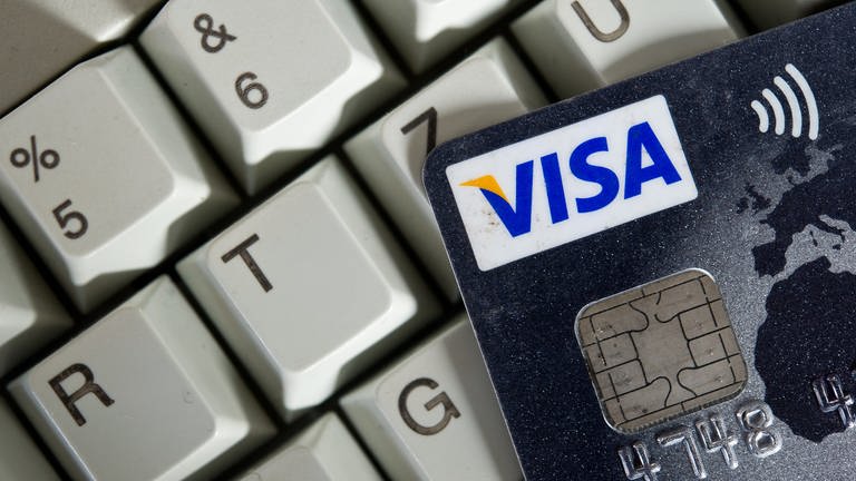 Eine Kreditkarte liegt auf einer Computertastatur: Die Polizei und Verbraucherschützer warnen vor immer mehr Fake-Shops im Internet.