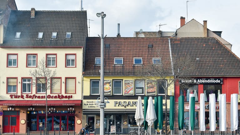 Grill-Restaurants sind am Rande des Marktplatz in der Innenstadt zu sehen. Eine Bürgerinitiative hat die Nase voll von der Geruchsbelästigung durch Grill-Restaurants in der Mannheimer Innenstadt.
