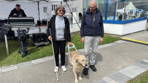 Blinde oder sehbeeinträchtige Frau mit Blindenhund. Am Wochenende treffen sich auf dem Louis Braille Festival in Stuttgart Menschen unter anderem mit Sehbehinderung.