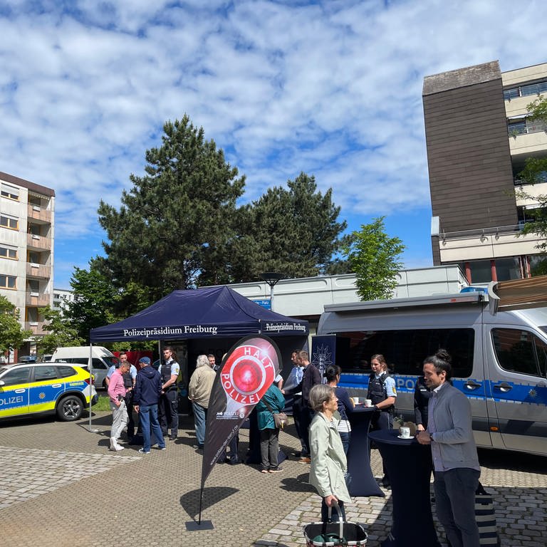 Im Freiburger Stadtteil Weingarten hat das Polizeipräsidium Freiburg am Donnerstagmittag zum offenen Austausch eingeladen. Bürger hatten die Möglichkeit bei der Aktion „Coffee with a cop“ mit Polizeibeamten ins Gespräch zu kommen. 