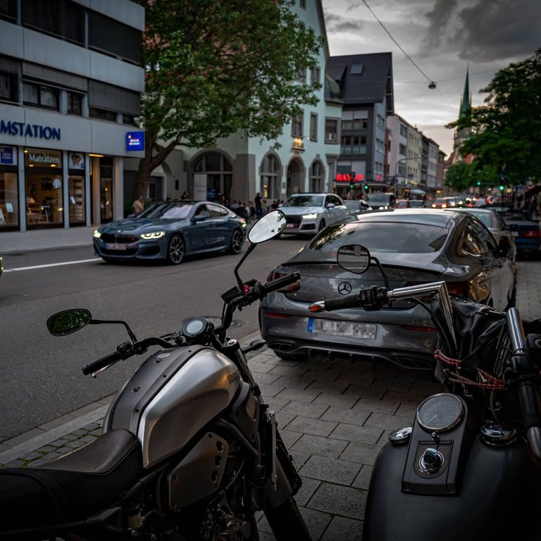 Die Stadt Ulm will Elterntaxis und Autoposer in der Innenstadt weiter eindämmen. 