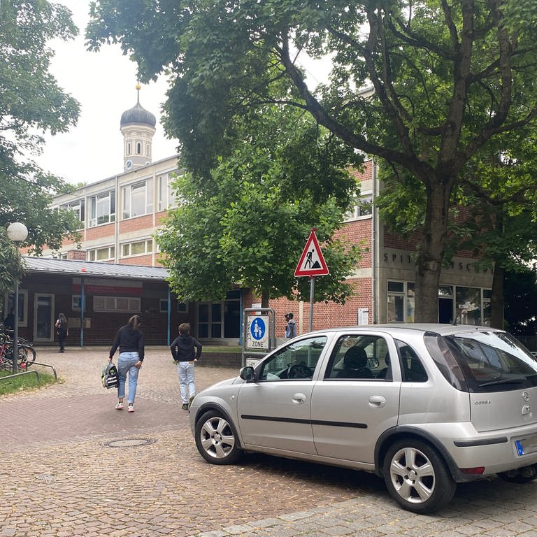 Ein Auto parkt in unmittelbahrer Nähe vor der Spitalhofschule.