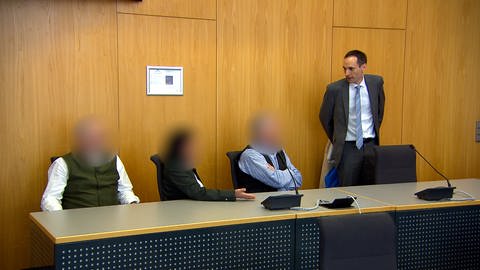 Die drei Adoptivkinder Erwin Müllers aus dem Allgäu klagen mit ihrem Anwalt um den Pflichtteil ihres Erbes.
