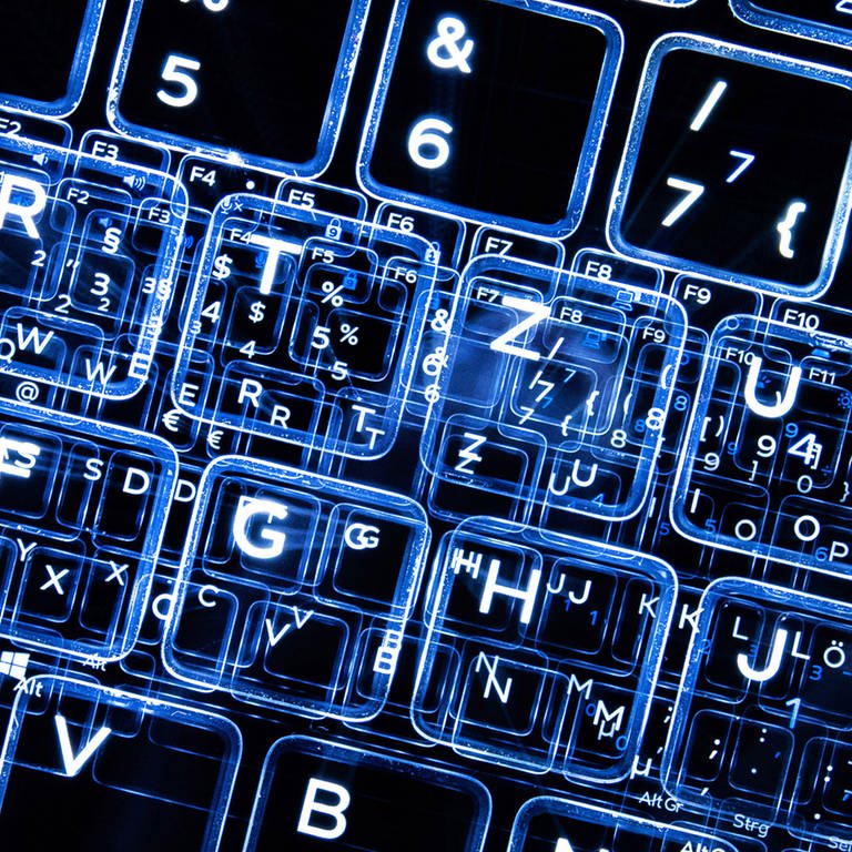 Tasten einer beleuchteten Tastatur - das Problem von Spähsoftware in Europa