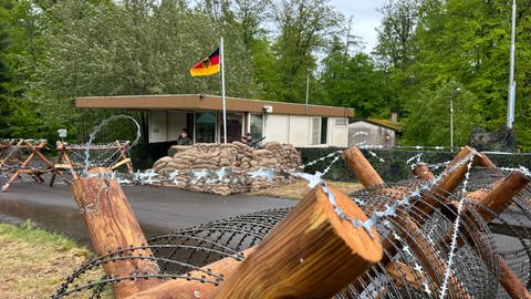 Bei der Übung zur Sicherung des Munitionslagers in Kriegsfeld im Donnersbergkreis herrscht höchste Alarmbereitschaft. Besonders die Einfahrtstore sind streng bewacht. 