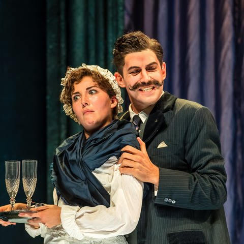 Rahel Brede (l) als Octavian und Philipp Mayer als Baron Ochs auf Lerchenau stehen bei einer Fotoprobe für die Oper «Der Rosenkavalier» auf der Bühne im Großen Haus des Staatstheaters Cottbus.