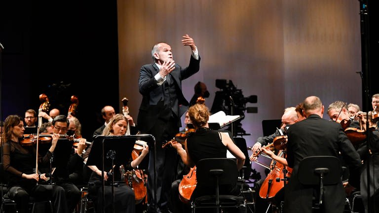 Das SWR Symphonieorchester unter der Leitung von François-Xavier Roth im Festspielhaus Baden-Baden
