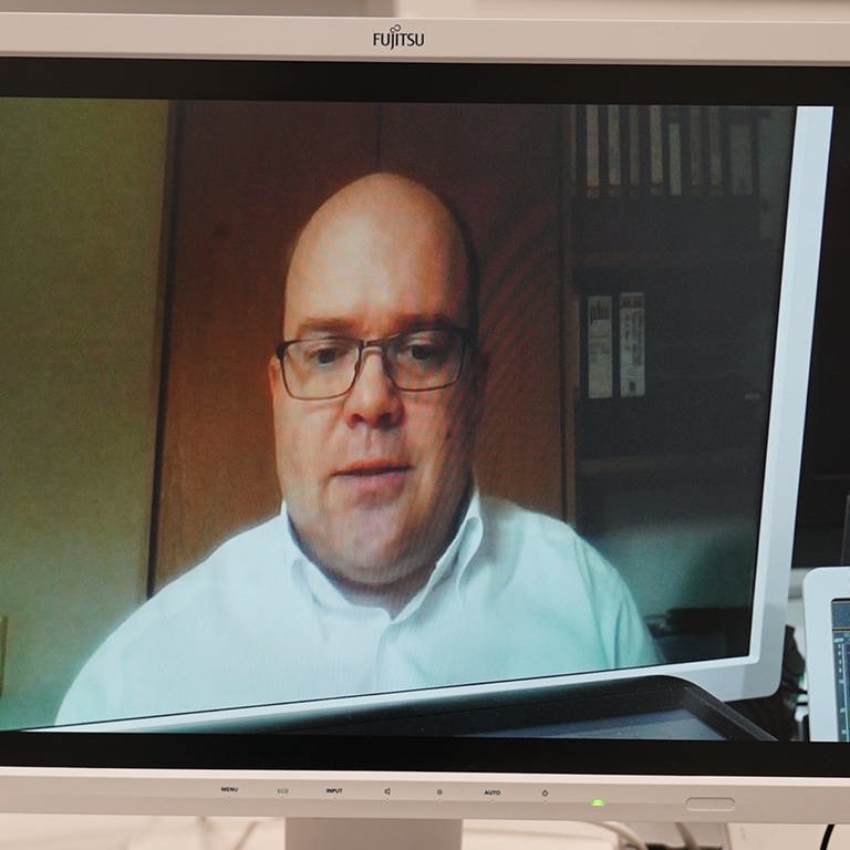 Christian Döring ist in einem Videochat auf dem Computerbildschirm zu sehen