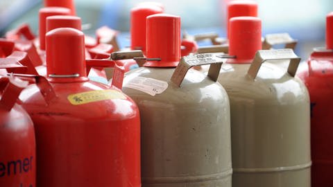 Rote Leihflaschen und graue Kauf- oder Eigentumsflschen | So finden Sie die passende Gasflasche zum Grillen