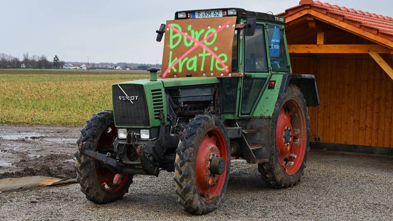 Traktor mit Protestplakat. Bauern klagen über zu viel Bürokratie in der Landwirtschaft.