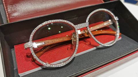 Eine Brille komplett mit Brillanten besetzt - dieses Modell hat der Goldschmied aus Karlsruhe für Rapper Fler angefertigt. Er bedient aber auch andere Weltstars.