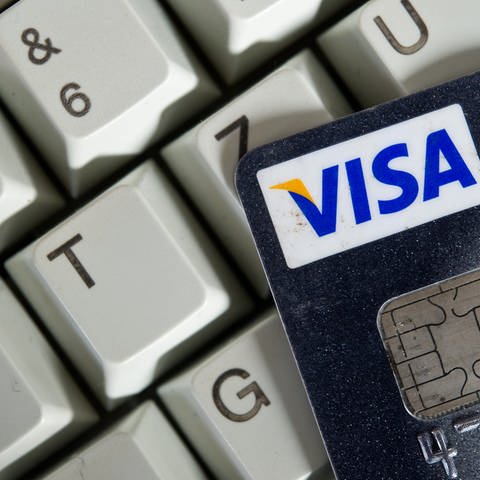 Eine Kreditkarte liegt auf einer Computertastatur: Die Polizei und Verbraucherschützer warnen vor immer mehr Fake-Shops im Internet.