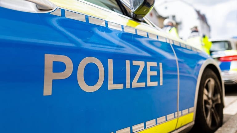Polizeiauto von der Seite: Die Staatsanwaltschaft Karlsruhe ermittelt wegen Verdachts auf Polizeigewalt