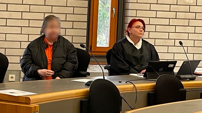 Die Angeklagte mit ihrer Anwältin im Gerichtssaal in Baden-Baden