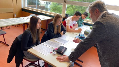 Lehrer Michael Hoffmann im Geschichtsunterricht zum Grundgesetz mit Schülern des Peutinger-Gymnasiums in Ellwangen.