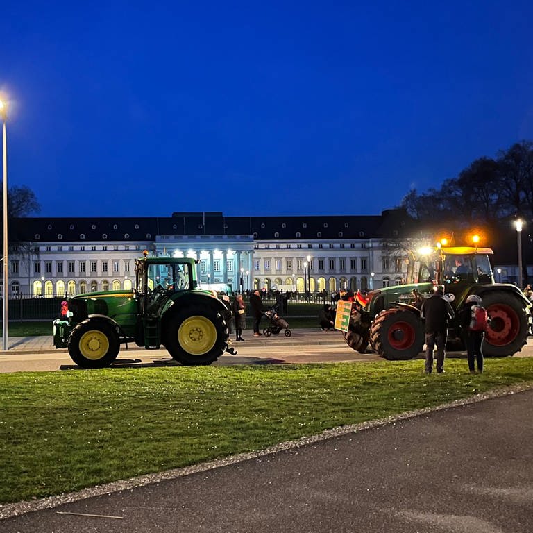 Nach den Bauernprotesten sind noch viele Traktoren zu einer Abschlusskundgebung nach Koblenz gekommen.