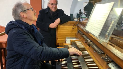 Organist Christoph Schömig spielt seit über 25 Jahren die Prümer Orgel.