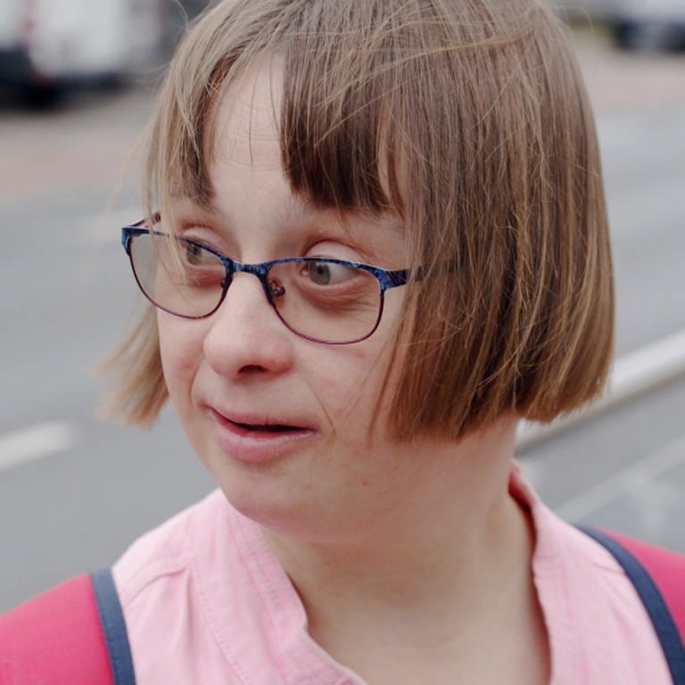 Judith, ein Mädchen mit Down-Syndrom, ist auf der Straße. 