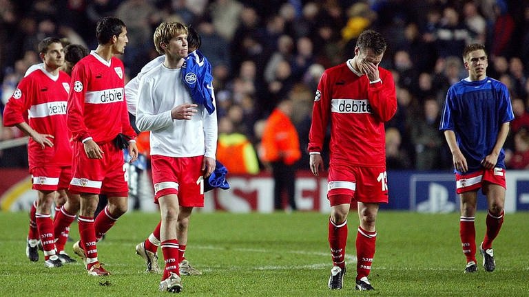 März 2004: Die Enttäuschung bei Philipp Lahm (r.) und Co. ist nicht zu übersehen. Im Rückspiel gegen den FC Chelsea hält der VfB Stuttgart in London zwar das 0:0, fliegt aber aufgrund der 0:1-Niederlage im Hinspiel nach dem Achtelfinale aus dem Wettbewerb.   
