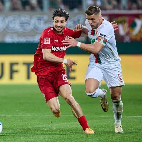 Leonidas Stergiou vom VfB Stuttgart im Zweikampf mit Jeffrey Gouweleeuw vom FC Augsburg