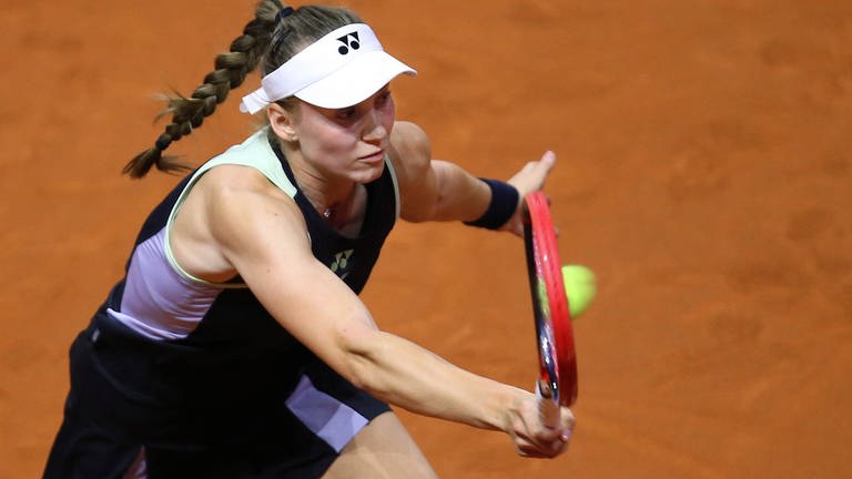 Tennisspielerin Elena Rybakina im Halbfinale gegen Iga Swiatek in Stuttgart