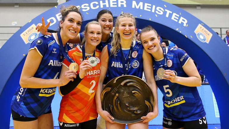 Ivana Vanjak, Michelle Schwerdtner, Jovana Mirosavljevic, Monique Strubbe und Corina Glaab feiern die Deutsche Meisterschaft des Allianz MTV Stuttgart.