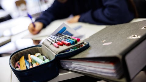 Bunte Stifte sind in einem aufgeschlagenem Federmäppchen von einer Schülerin der elften Klasse vom Oskar-Maria-Graf-Gymnasium in Neufahrn zu sehen.