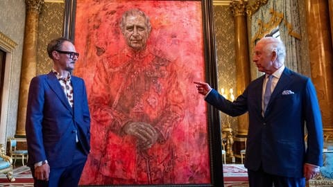 Der britische König Charles III enthüllt im Beisein von Künstler Jonathan Yeo im Buckingham Palace sein erstes Porträt als König.