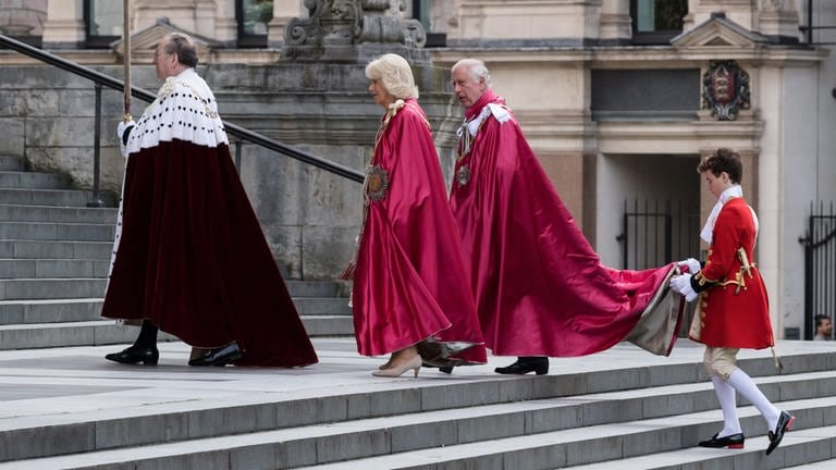 König Charles III. und Königin Camilla verlassen den Widmungsgottesdienst für den Order of the British Empire in der St. Pauls Cathedral in London.