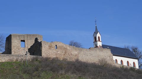 Rundwanderweg Hiwweltour Heideblick in Rheinhessen: Die Burgruine Neu-Bamberg mit der Kirche gleich nebendran