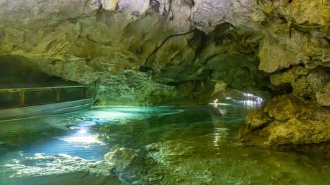 Wandern auf der Schwäbischen Alb: Das Wasser der Wimsener Höhle schimmert türkisblau und kann mit dem Boot befahren werden.